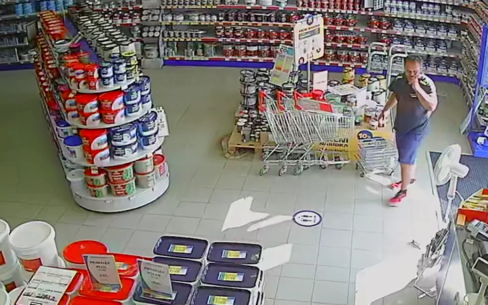 Pro peněženku zamířil zloděj až do šatny obchodu. Policie hledá muže z videozáznamu