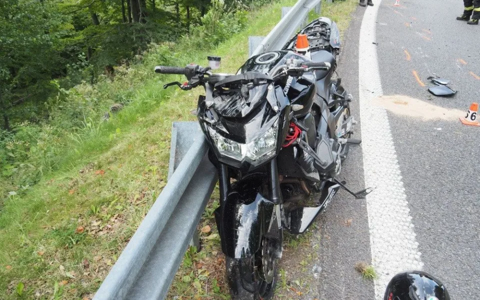 Polský motorkář havaroval pod Červenohorským sedlem. Na místo letěl záchranářský vrtulník