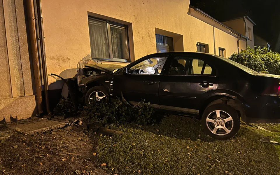 Se zákazem řízení sedla za volant a vrazila do domu. Ženě hrozí dva roky vězení