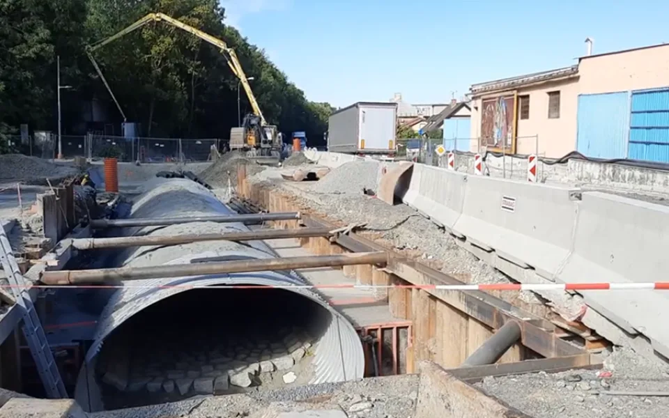Skalnaté podloží zdrží stavbu důležitého mostu ve Šternberku. Hotovo má být v listopadu