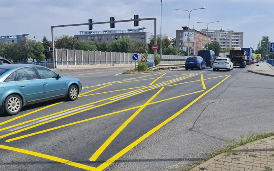 Na křížení hlavního tahu Přerovem s ulicí nábřeží Dr. Edvarda Beneše kvůli ucpávání křižovatky přibylo žluté vodorovné značení zákazu zastavení.