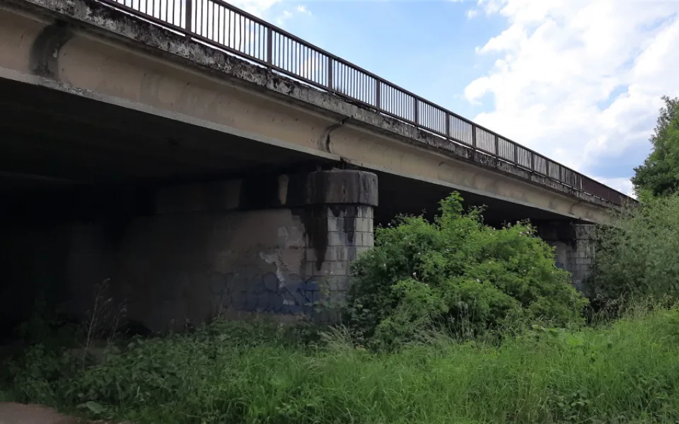 Oprava mostu na dálnici u Loštic se o několik týdnů protáhne. Kvůli stavbě pilířů