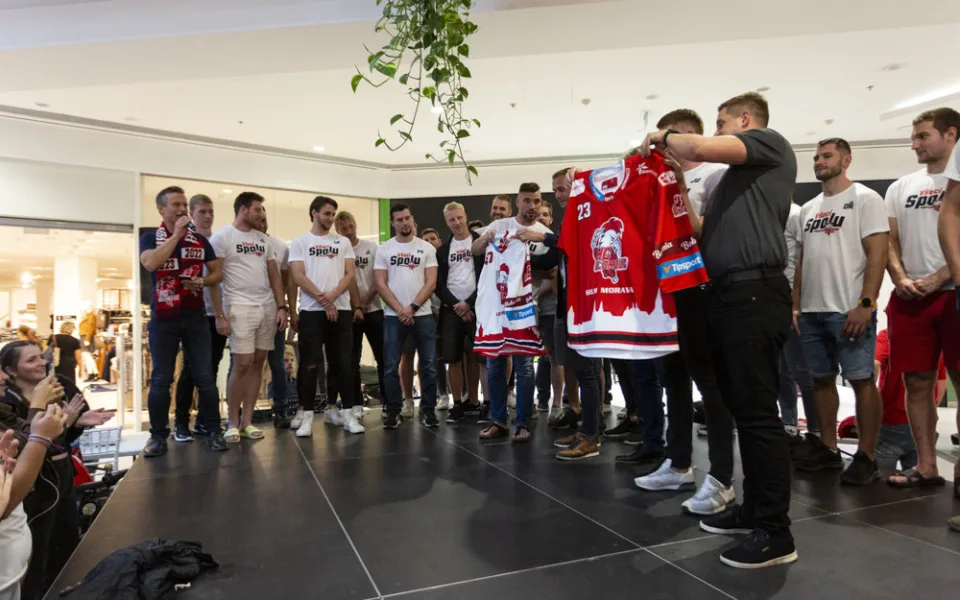 Hokejoví Kohouti rozdávali podpisy v Šantovce. V sezoně chtějí rozložit síly mezi všechny formace