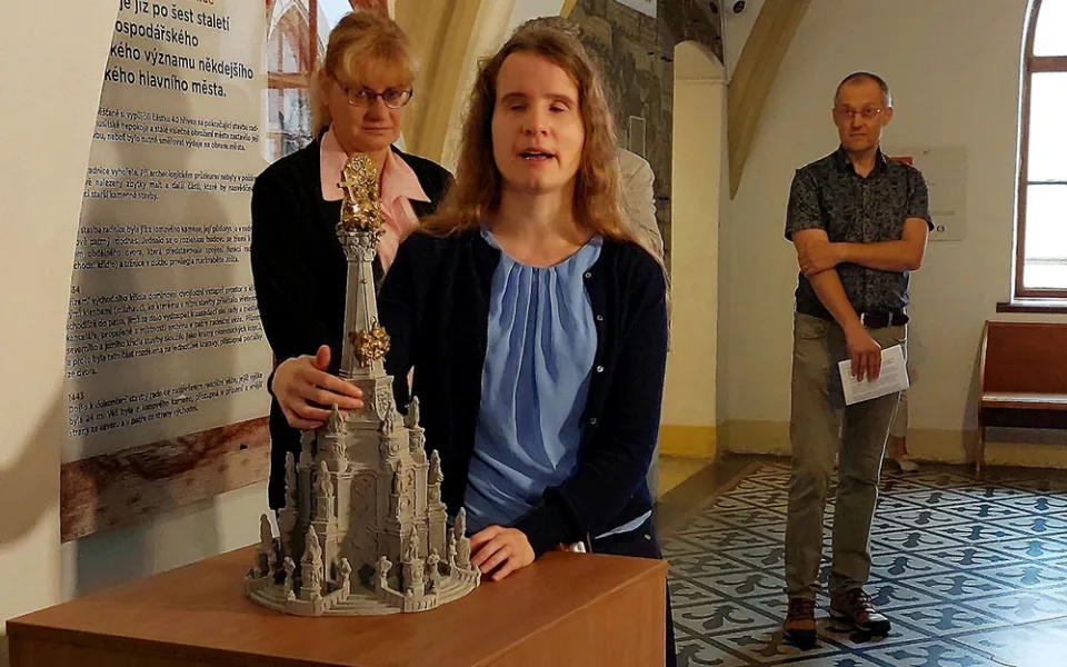 Sloup Nejsvětější Trojice se přenesl na radnici. Detailní model přiblíží památku slabozrakým a nevidomým