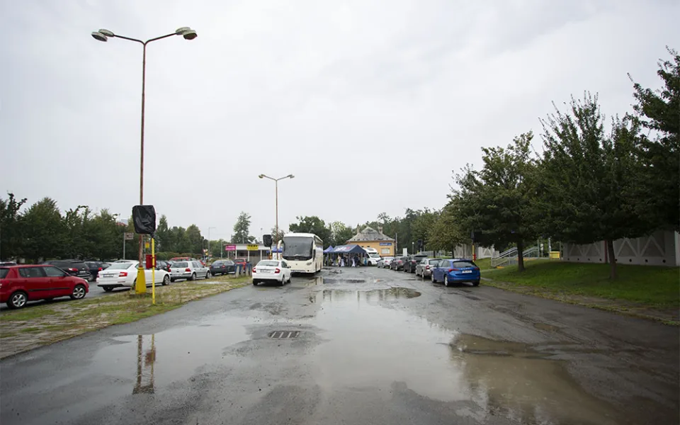 Autobusové nádraží v Litovli v posledních letech slouží jako parkoviště, místo už je v nevyhovujícím stavu
