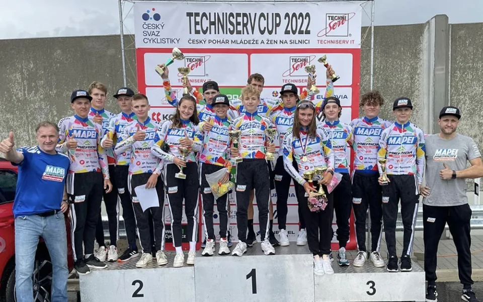 Vítěz Českého poháru v juniorech, kadetkách a starších žácích Mapei Merida Kaňkovský s trenéry Jiřím Kaňkovským st. (vlevo) a Jiřím Kaňkovský ml. (vpravo).
