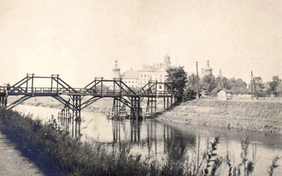 Dřevěná lávka přes řeku Moravu, v pozadí Klášter Hradisko (foto Jan Unger, 1936)