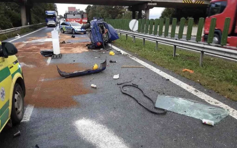 Na dálnici u Mohelnice se auto převrátilo na střechu. Směr na Olomouc stojí