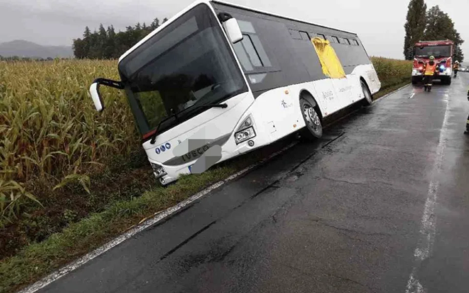 U Rovenska se pod autobusem s dětmi utrhla krajnice. Na místě jsou zranění