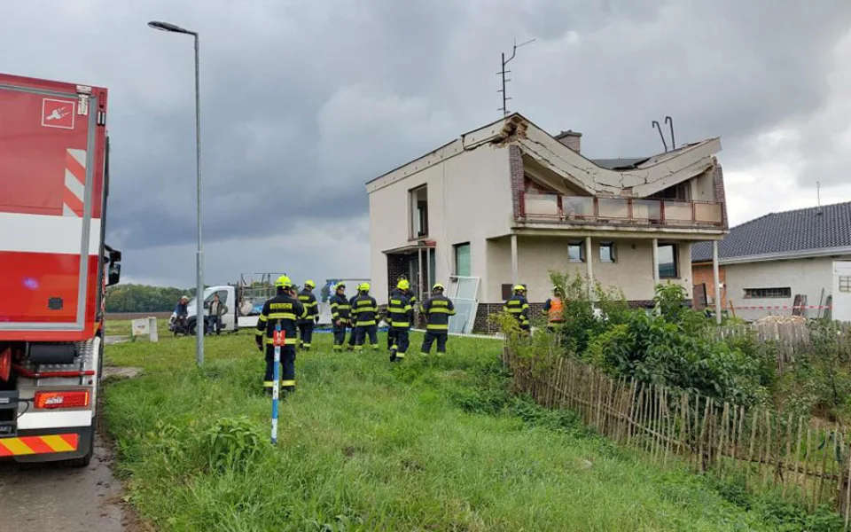 Na Přerovsku se zřítila střecha domu. Hasiči vytáhli ze sutin člověka