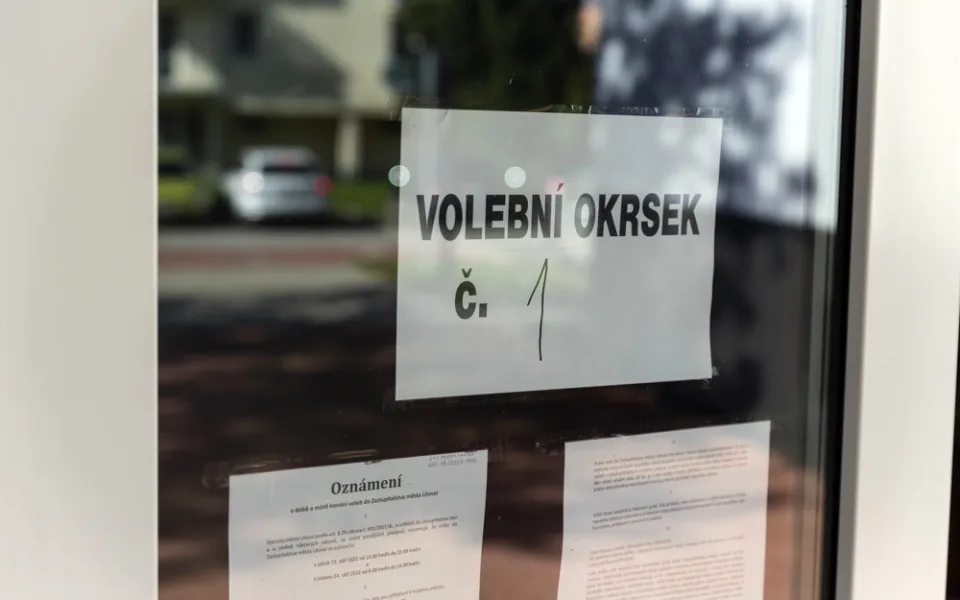 VOLBY 2022: Sčítání hlasů začalo. Volební místnosti se úderem druhé hodiny uzavřely