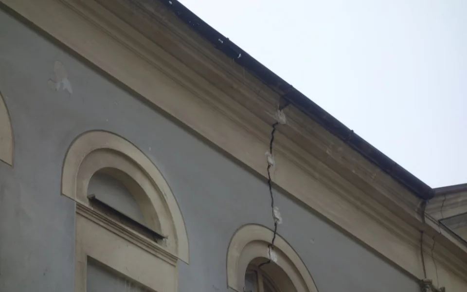 Chátrající synagoga v centru Prostějova je na prodej. Úřady nyní nařídily záchranné práce