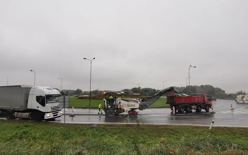 Asfaltování kruháče u Globusu zacpalo příjezd do Olomouce. Motoristé si počkají na trase od Mohelnice