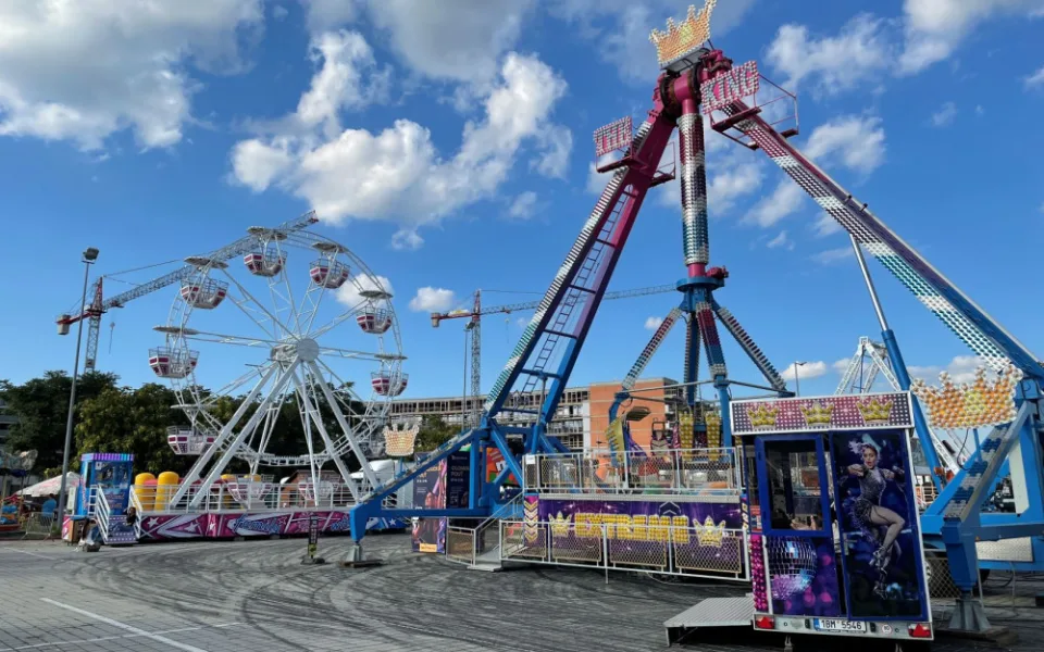 Největší olomoucká pouť se po roce vrací před Šantovku! Milovníky zábavy čekají adrenalinové atrakce