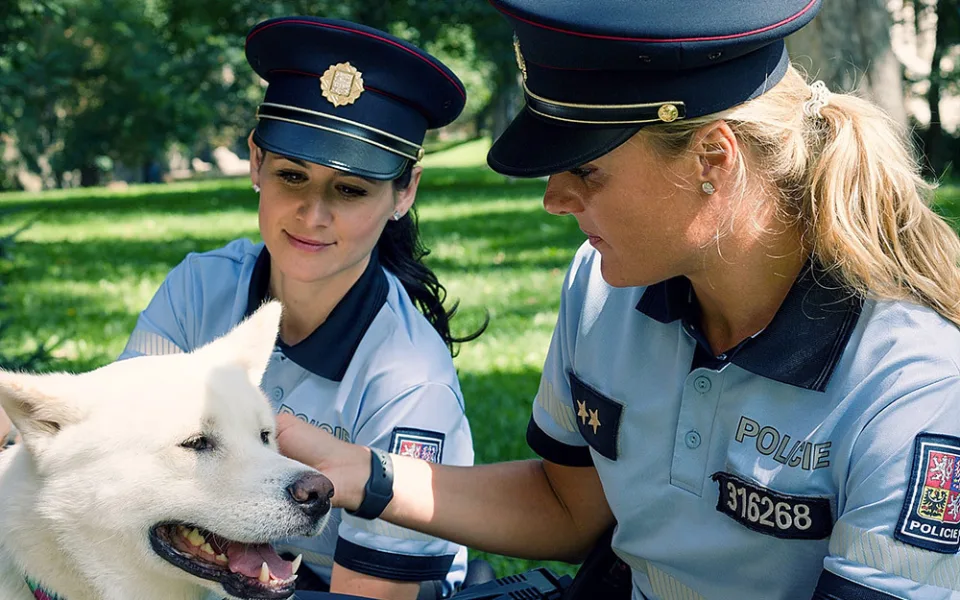 Petra Vaňharová (vlevo) působí jako tisková mluvčí Policie ČR na Olomoucku