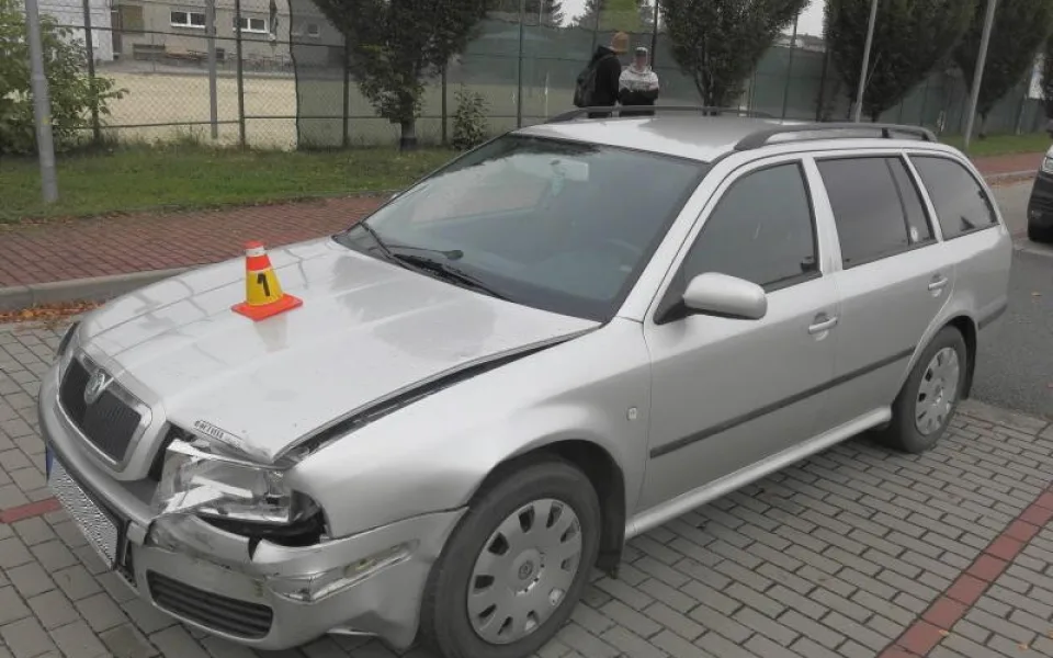 Mladík bez řidičáku zatoužil po jízdě cizím vozem. V leknutí auto rozbil o strom