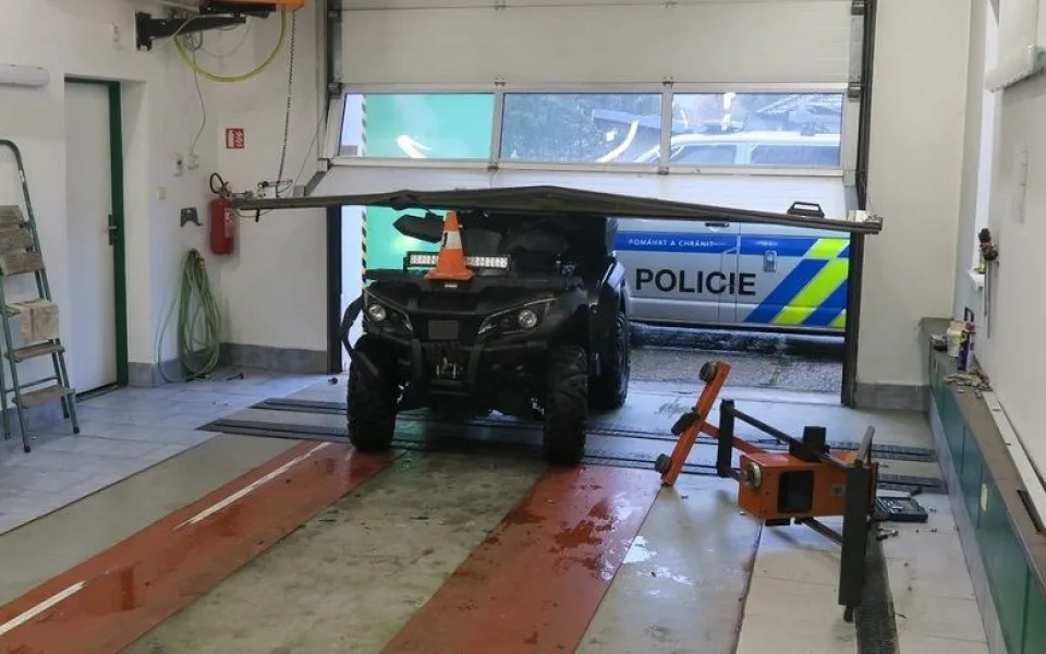 Čtyřkolka vrazila do servisu v Jeseníku, nabourala auto a poničila zařízení. Řidič skončil v nemocnici