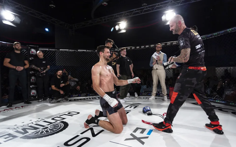 Oblíbený zápasník olomouckého klubu Smash Gym Pavel Hennrich ukončil kariéru, rukavice mu naposledy sundal jeho dlouholetý trenér Michal Prstek