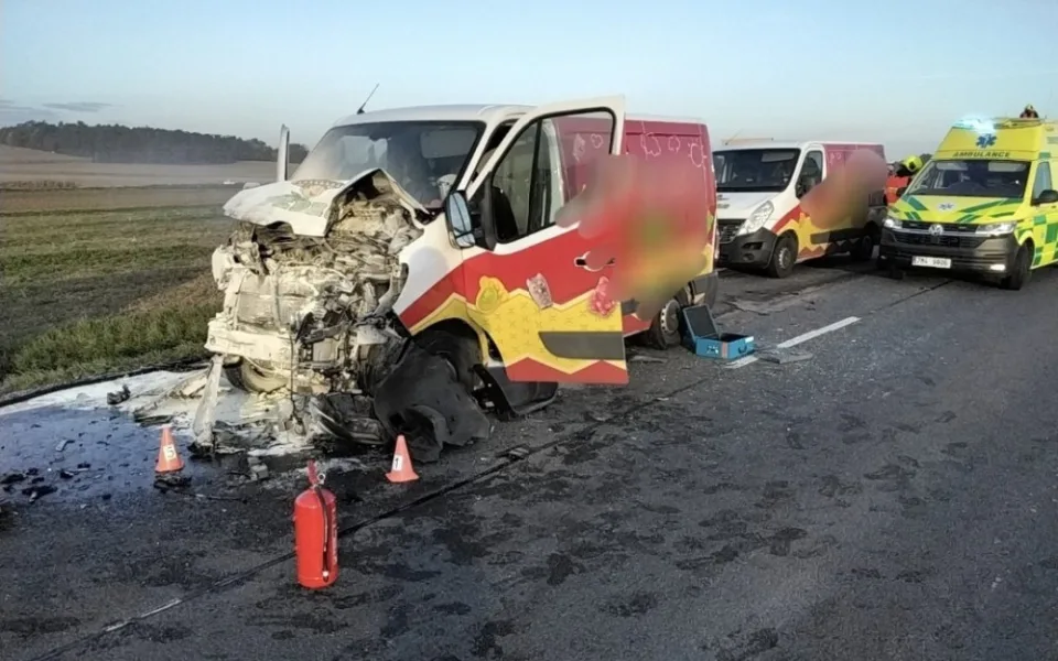 U Krčmaně havarovalo pět aut, dva lidé se zranili. Tah na Přerov byl ráno uzavřený