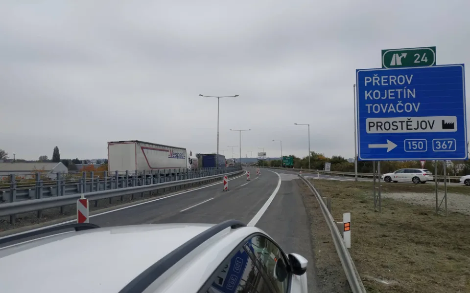 Konec kolon u Prostějova. Silničáři dokončili opravy sjezdu z dálnice a pro letošek i estakády