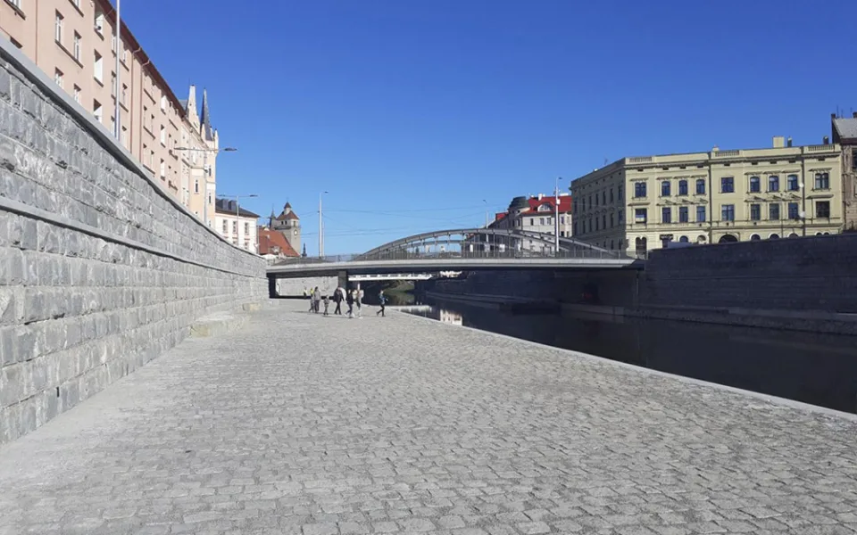 Olomoucká náplavka se otevřela k procházkám. Přestavba za tři čtvrtě miliardy má skončit v listopadu