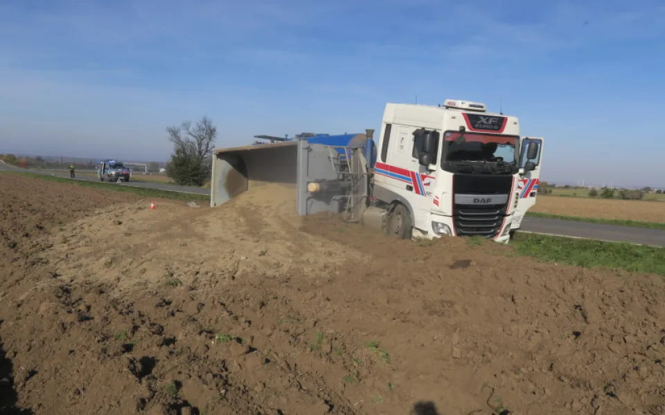 Kamion v poli (1)