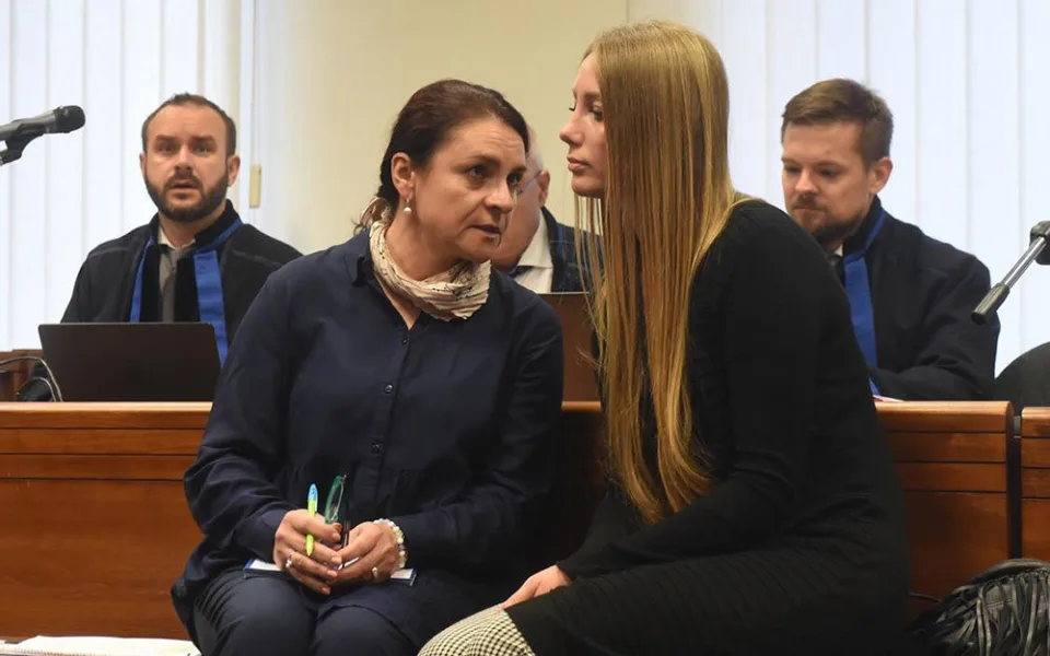 Karolína Kordysová (vpravo) si u olomouckého vrchního soudu vyslechla rozsudek, který jí trest ve vězení prodloužil o dva a půl roku