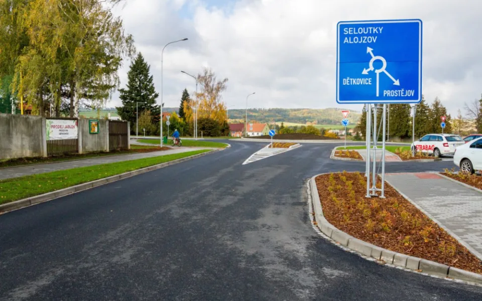 Nový kruhový objezd v Určicích nahradí nepřehlednou křižovatku. Průjezd bude plynulejší