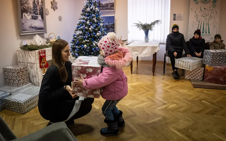 Charita sbírá vánoční balíčky pro děti z Ukrajiny. Často je to jejich jediný dárek, říká koordinátorka