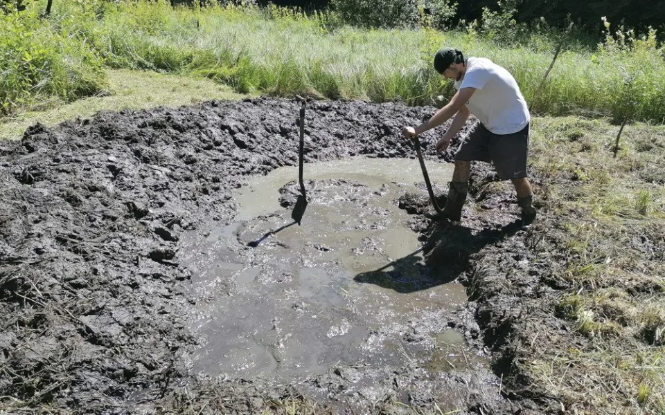 Jednu z devíti tůni museli dobrovolníci vykopat ručně
