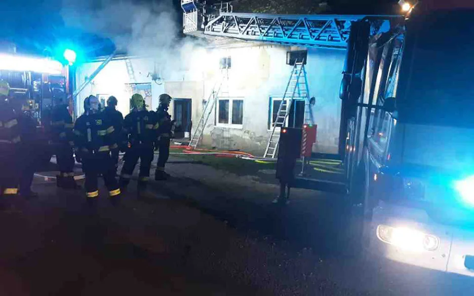 Půdní prostory rodinného domu v Oplocanech nedaleko Tovačova pohltily v pondělí nad ránem plameny