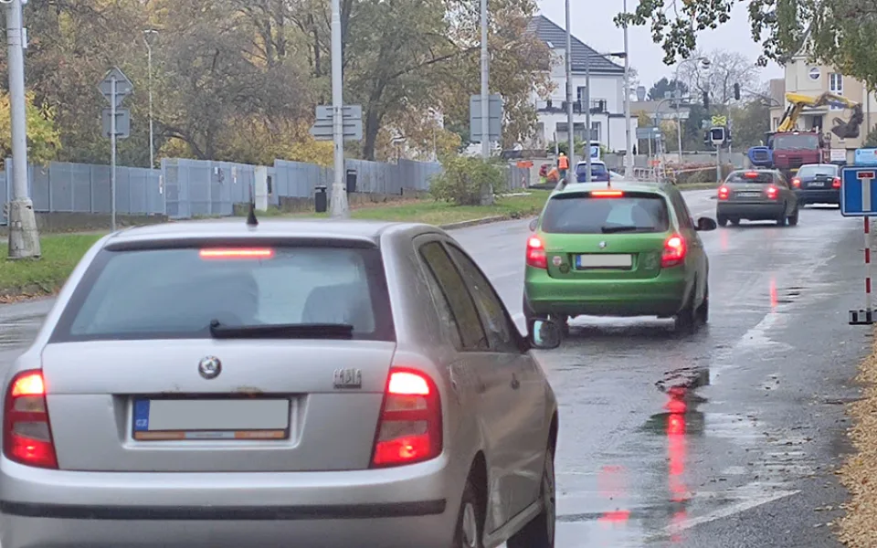 Někteří motoristé až příliš pozdě zjistili, že Tomkovou ulicí kvůli opravě přejezdu neprojedou