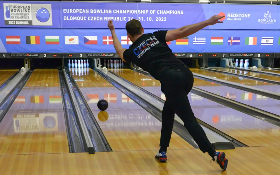 Napínavé souboje na naleštěných drahách: Olomouc hostí evropský šampionát bowlingových mistrů