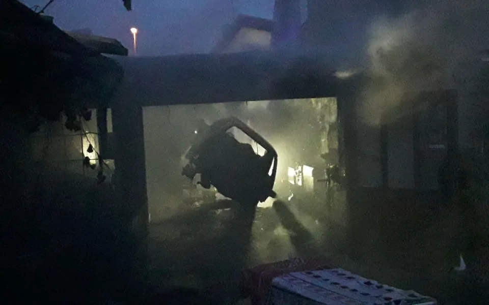 VIDEO: Obtížný zásah ve Šternberku. V hořící garáži byly plynové lahve, jeden člověk se zranil