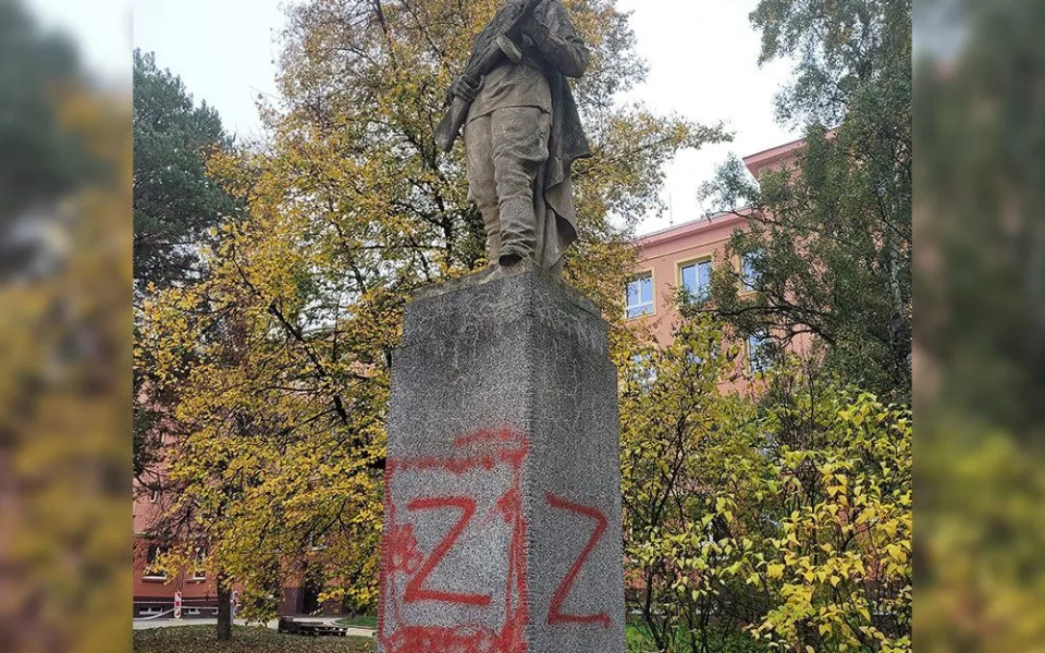 Na sochu Rudoarmějce v Přerově nasprejoval vandal písmena Z