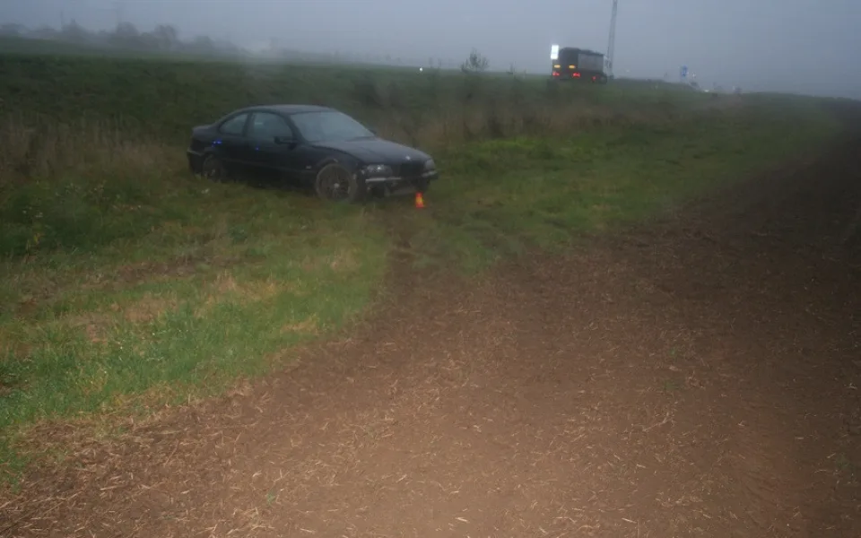 Opilý mladík na silnici směrem na Krčmaň vyletěl s BMW ze silnice. Skončil v nemocnici