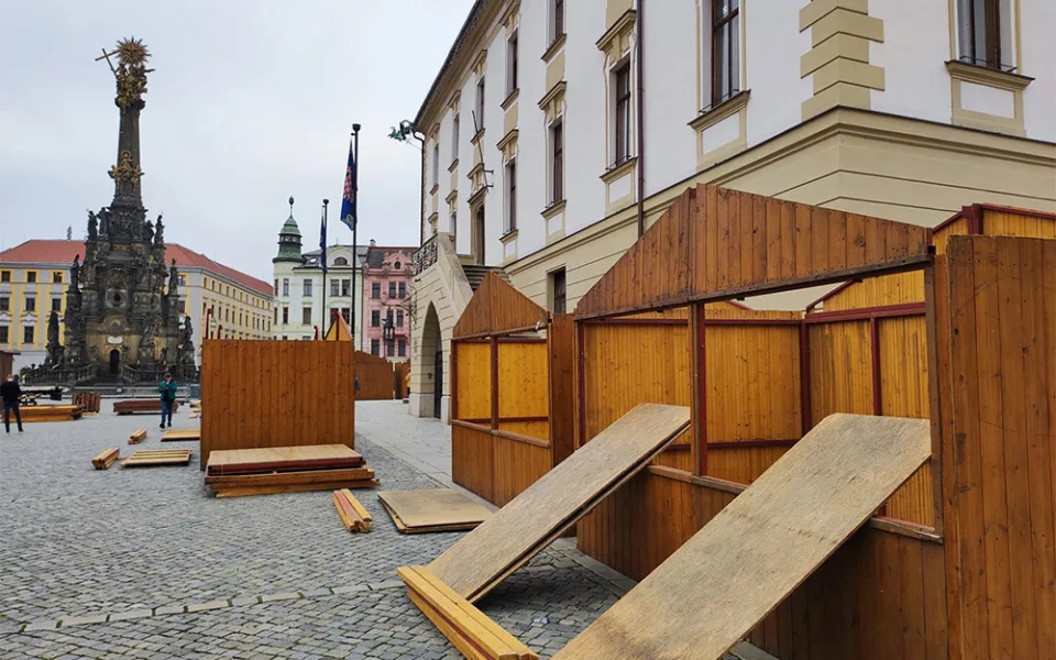 Centrum Olomouce už se připravuje na vánoční trhy