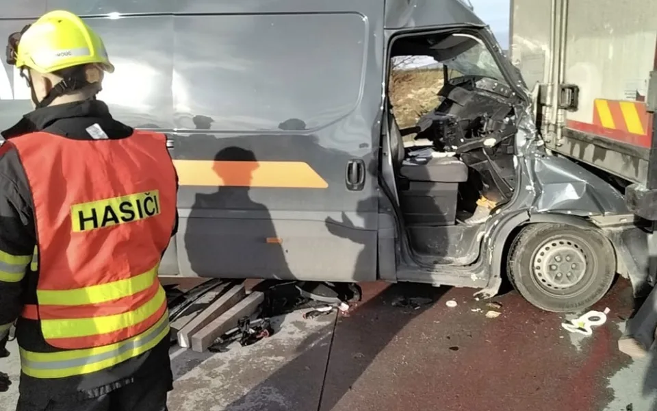 Těžká nehoda kvůli chodci na dálnici. Na D35 u Olomouce letěl pro zraněného vrtulník