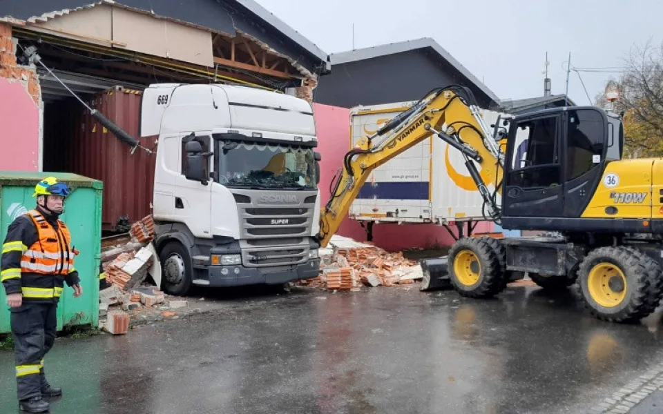 Neplánovaná demolice. Kamion při výjezdu z haly utrhl kus zdi, vůz vyprošťují hasiči