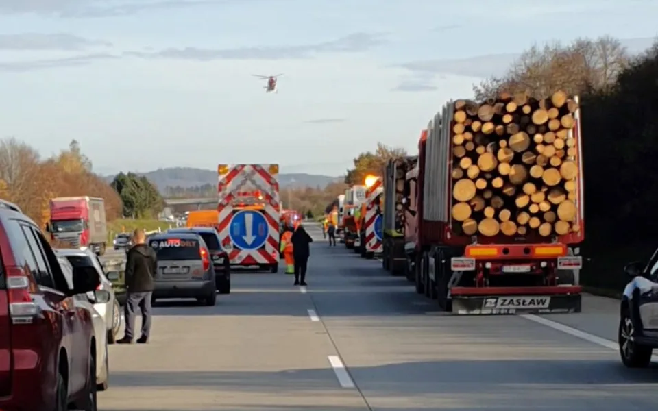 Čtrvteční nehodu na D35 vyšetřuje policie pro těžké ublížení na zdraví. Viníkovi hrozí až čtyři roky vězení