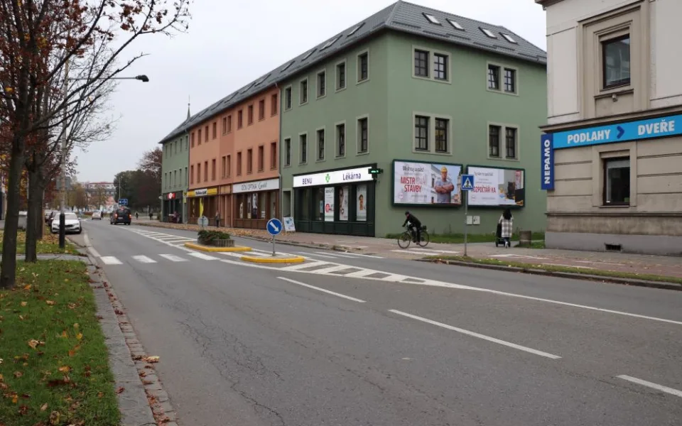 Motoristé v Přerově už nebudou najíždět na cyklostezku. Město pořídí betonové zábrany