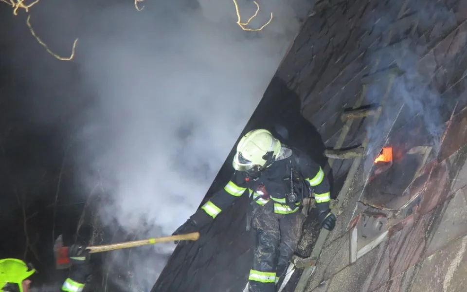 Při požáru chaty v Těšíkově zemřel člověk. Plameny objekt zcela zničily, škoda je 750 tisíc