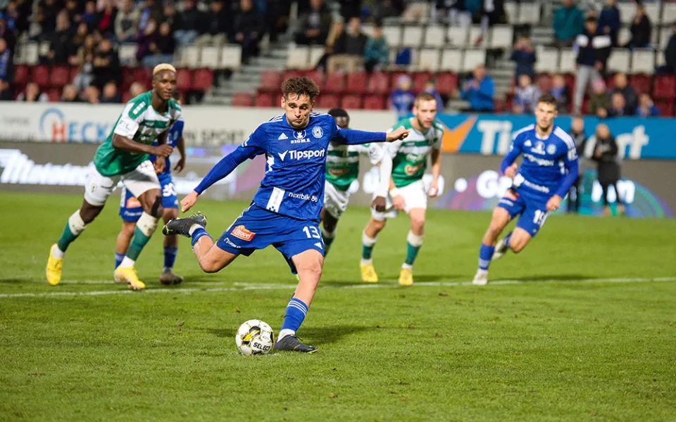 Mojmír Chytil kope penaltu v utkání proti Jablonci
