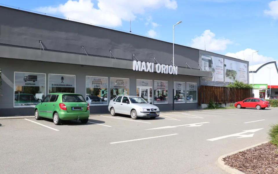 V olomouckém centru nábytku Maxi Orion si zákazník může osahat stovku sedacích souprav