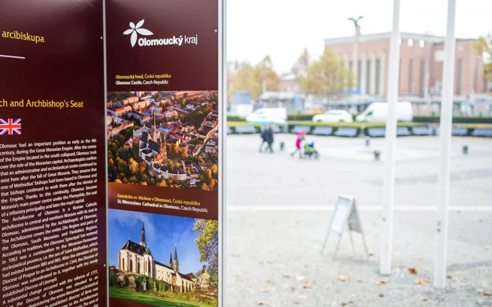 Před sídlem krajského úřadu v Olomouci je připravena prezentace Cyrilometodějské stezky