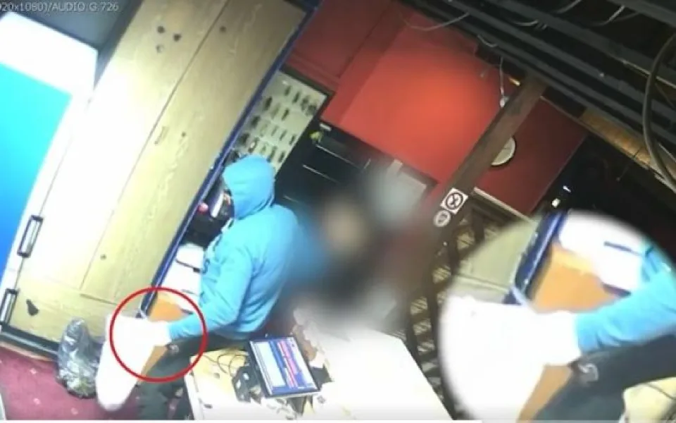 VIDEO: Maskovaný muž přepadl v Jeseníku hernu, odnesl si půl milionu. Policie ho dopadla po čtyřech dnech
