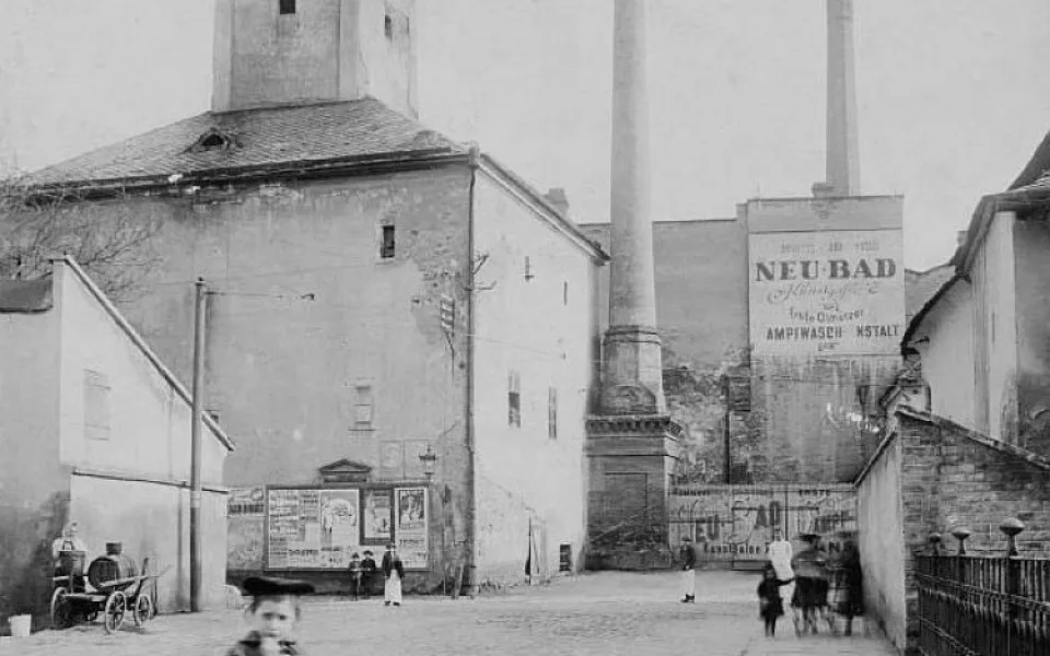 Velká vodárna, vpravo od ní s komíny první parní prádelna a tzv. Nové lázně