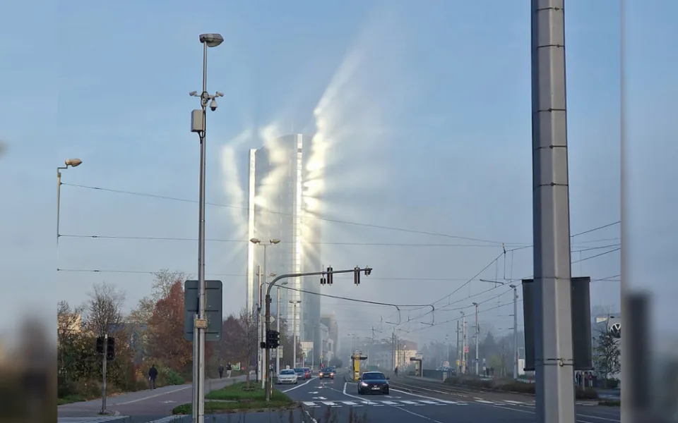 Mlha se sluncem rozzářila budovu v obřího anděla. Fotka z Olomouce slaví úspěch na sítích