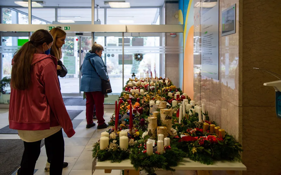 Stovky adventních věnců a ozdob z olomoucké dětské kliniky: výtěžek pomůže malým pacientům