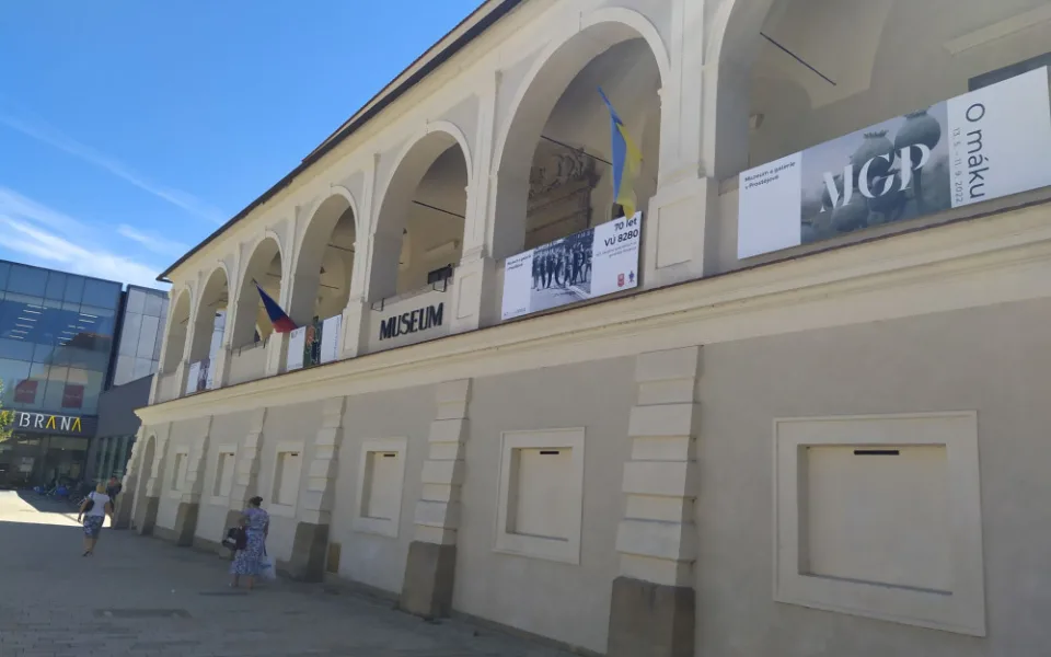 Muž strhl ukrajinskou vlajku, ohrožoval kolemjdoucí a poškodil ochoz prostějovského muzea